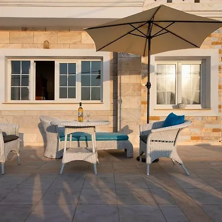 Blonde Villa
